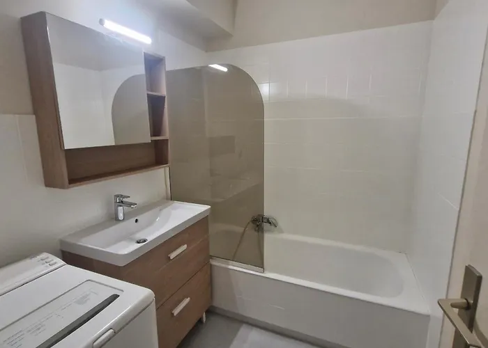 Apartment Climatise Avec Parking Et Balcon, Proche A - Fr-1-780-5 *