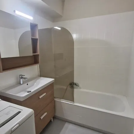 Apartment Climatise Avec Parking Et Balcon, Proche A - Fr-1-780-5 *